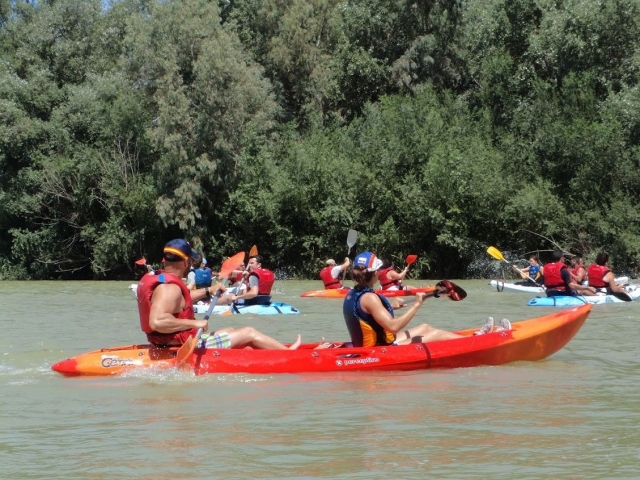  Canoeists with life jackets